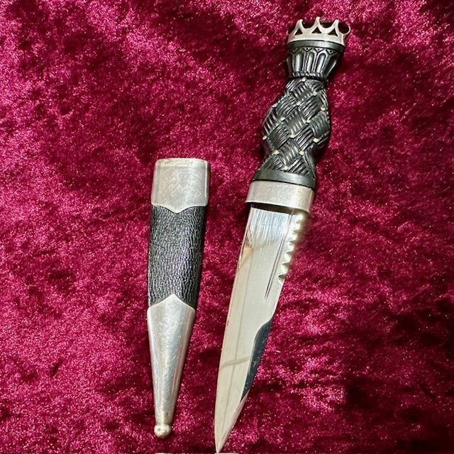 b2ap3_large_Armoury-Antiques-and-Militaria-Skean-Dhu-7 ***New In***A Civilian Wear c1950 Sgian Dubh with Solid Silver Mounts Previously Owned by 'Captain 'J. M. Davidson - 3rd Battalion Cameron Highlanders'. - Armoury Antiques | Marlborough Antiques